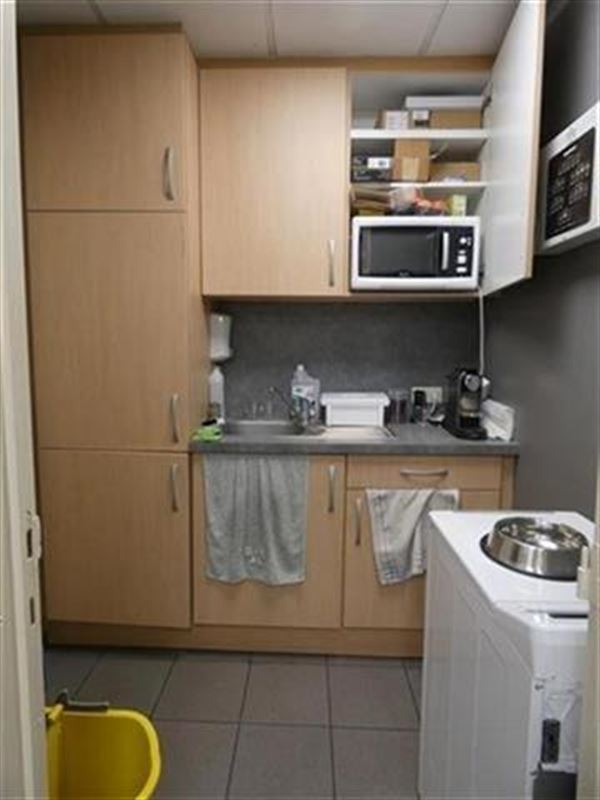 Belle surface commerciale 100m2 en plein centre de Gistoux