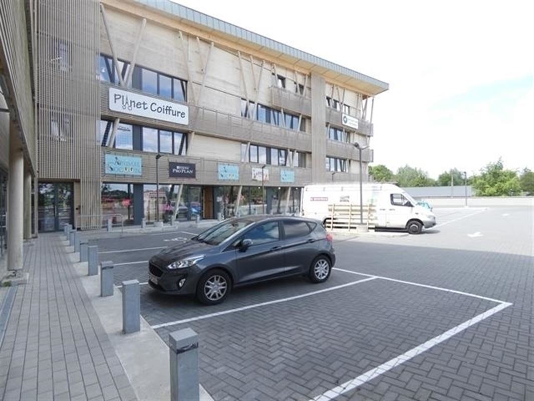 Surface commerciale 153 m2 très lumineuse au-dessus du Delhaize de Chaumont.