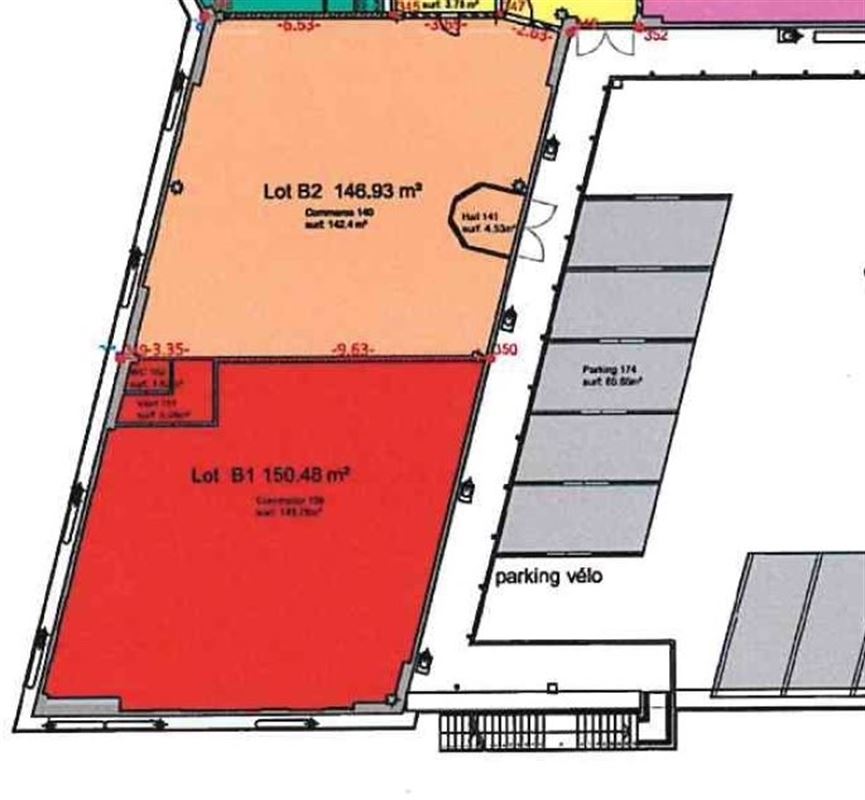 Surface commerciale 153 m2 très lumineuse au-dessus du Delhaize de Chaumont.