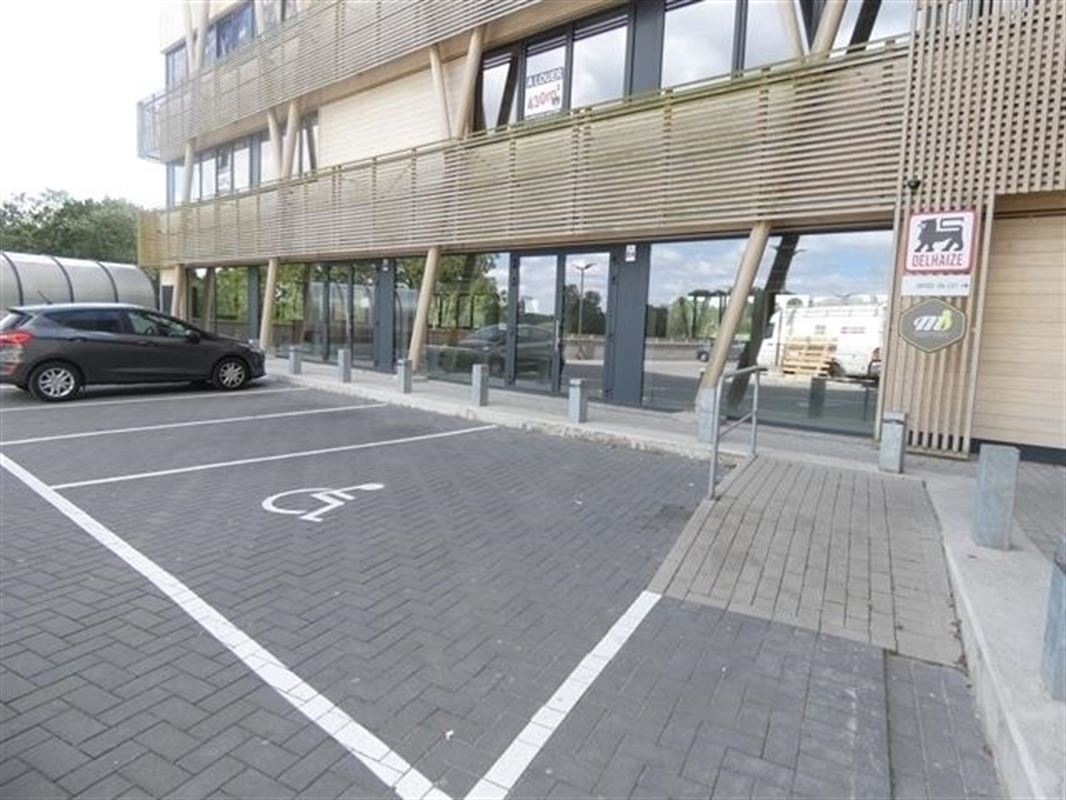 Surface commerciale 153 m2 très lumineuse au-dessus du Delhaize de Chaumont.
