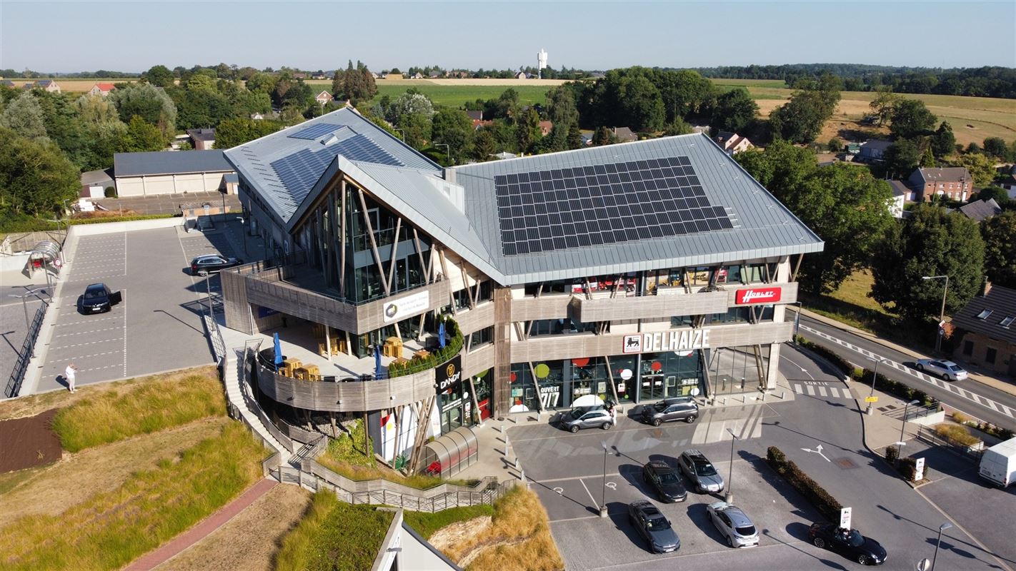 Surface commerciale 153 m2 très lumineuse au-dessus du Delhaize de Chaumont.