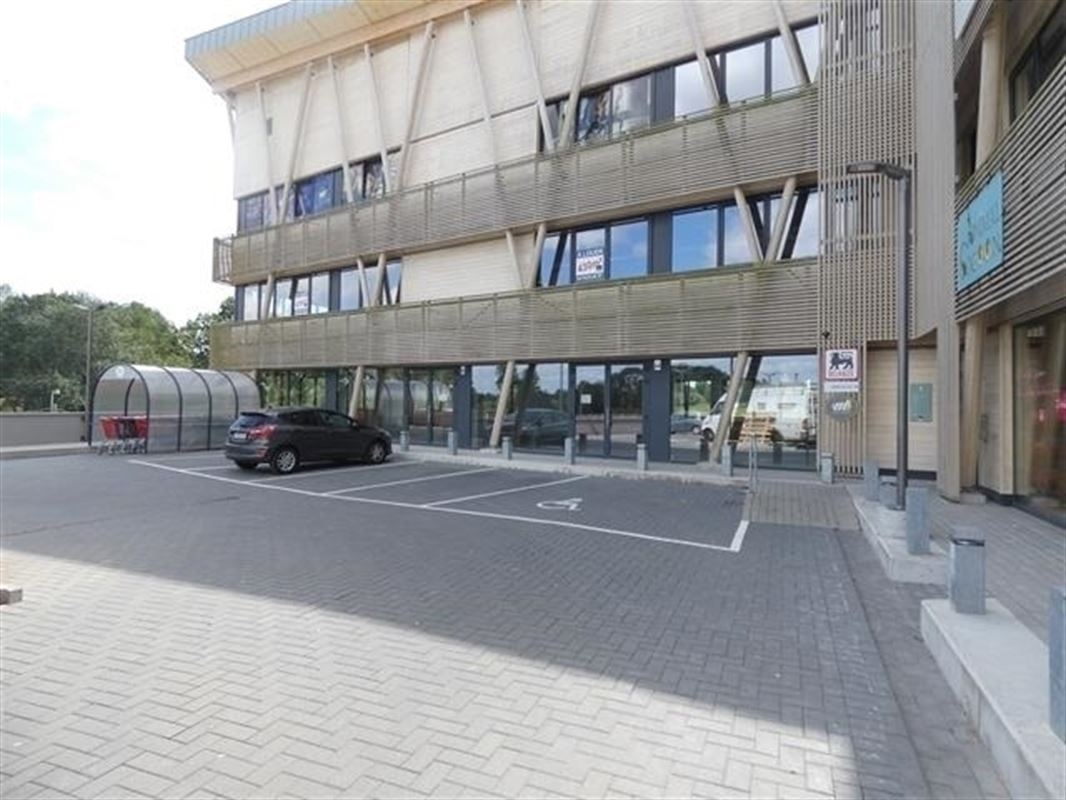 Surface commerciale 153 m2 très lumineuse au-dessus du Delhaize de Chaumont.