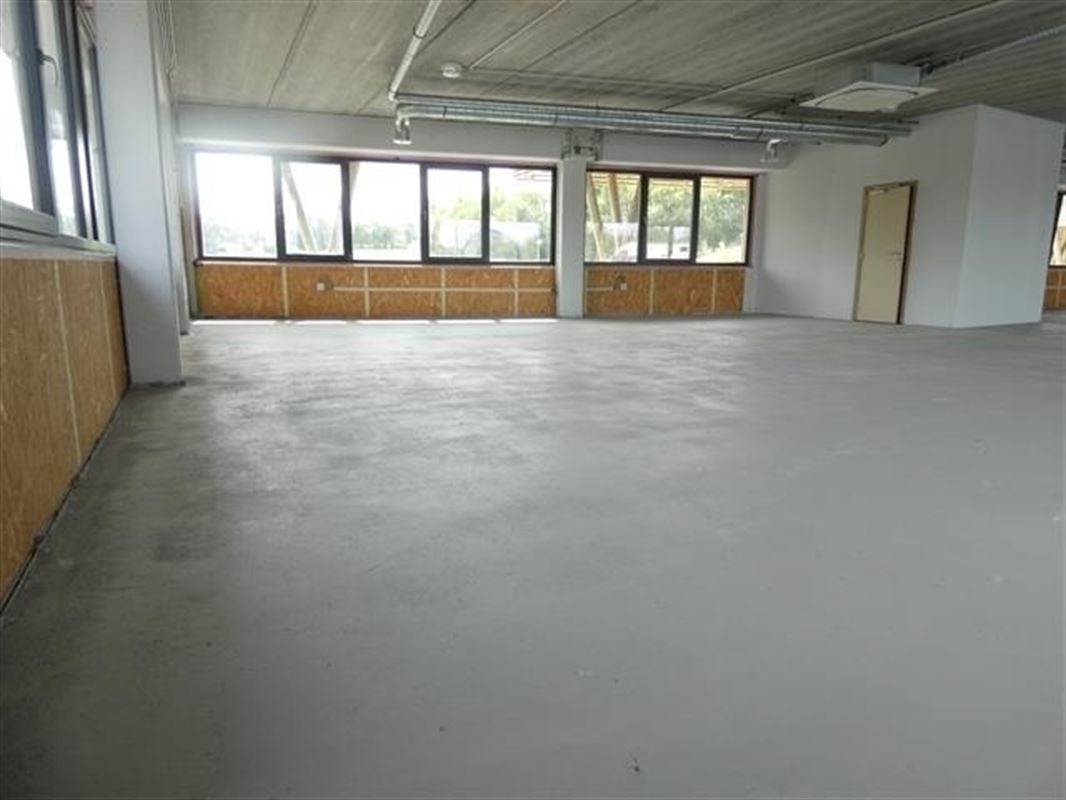 Surface commerciale 153 m2 très lumineuse au-dessus du Delhaize de Chaumont.