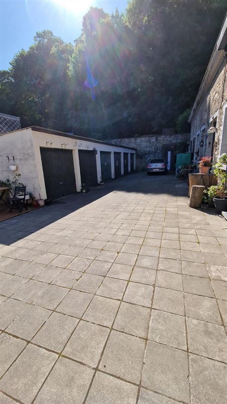 Garages en plein centre de Sclayn dans une cour fermée