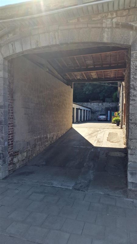 Garages en plein centre de Sclayn dans une cour fermée