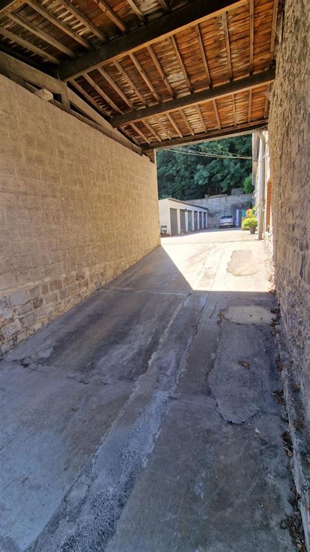 Garages en plein centre de Sclayn dans une cour fermée