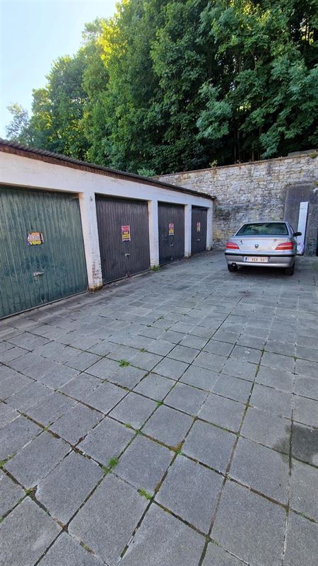 Garages en plein centre de Sclayn dans une cour fermée