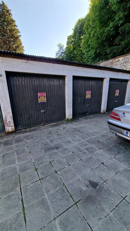 Garages en plein centre de Sclayn dans une cour fermée