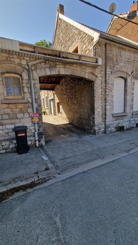 Garages en plein centre de Sclayn dans une cour fermée