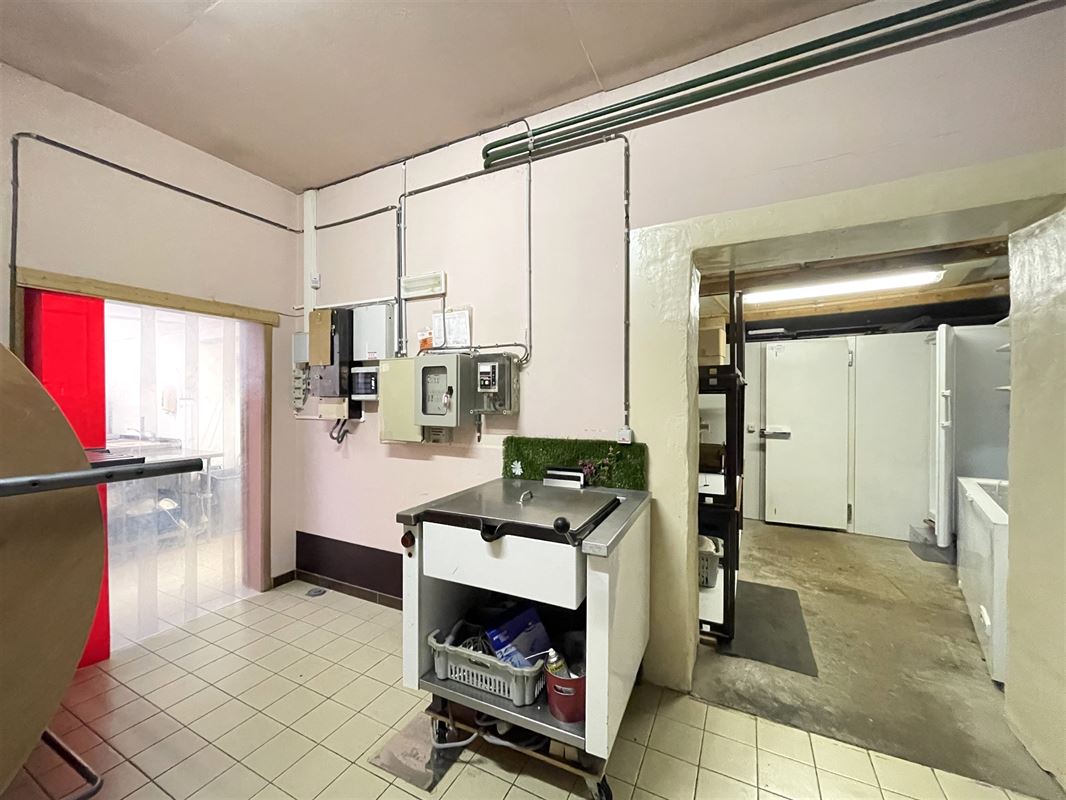 Immeuble mixte avec 2 salles de fêtes + premier étage aménageable