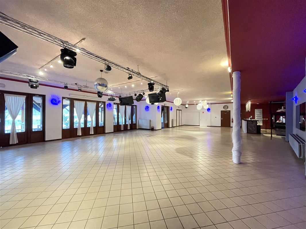 Immeuble mixte avec 2 salles de fêtes + premier étage aménageable