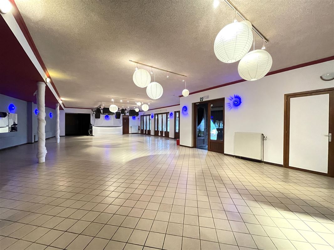 Immeuble mixte avec 2 salles de fêtes + premier étage aménageable