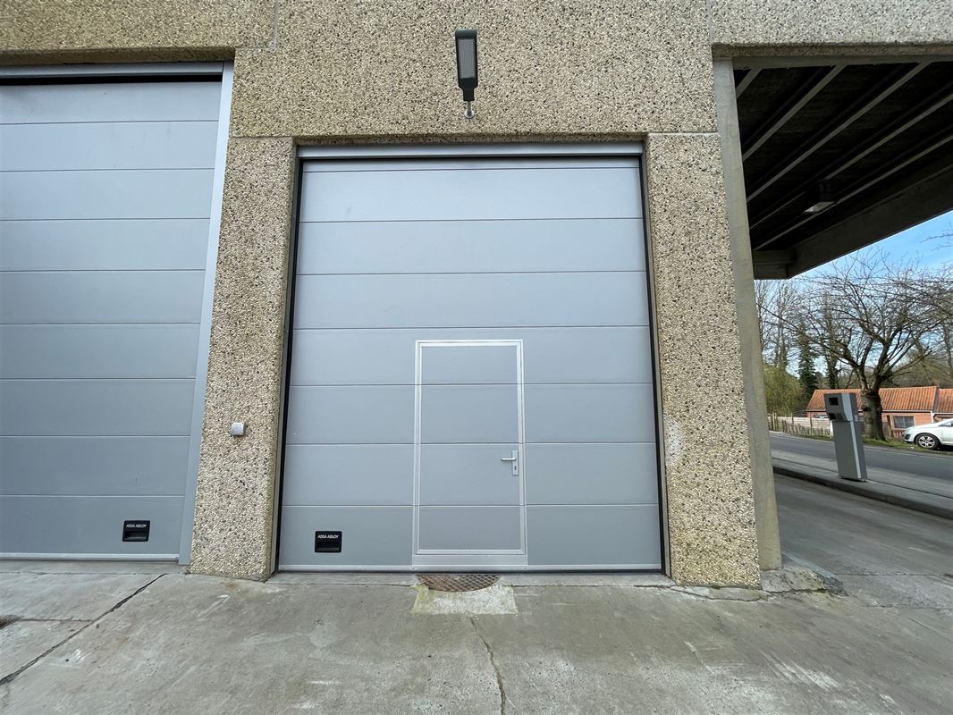 Entrepôt - surface de stockage avec porte sectionnelle