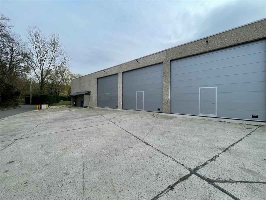 Entrepôt - surface de stockage avec porte sectionnelle