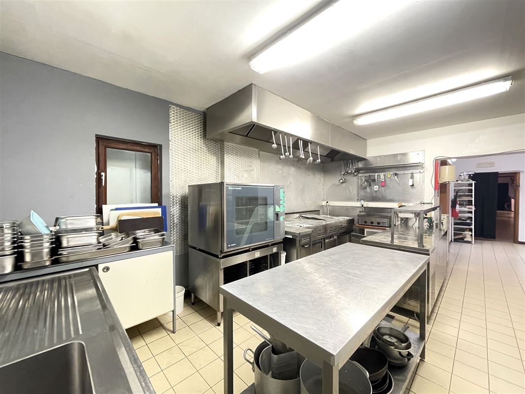 Immeuble mixte avec 2 salles de fêtes + premier étage aménageable