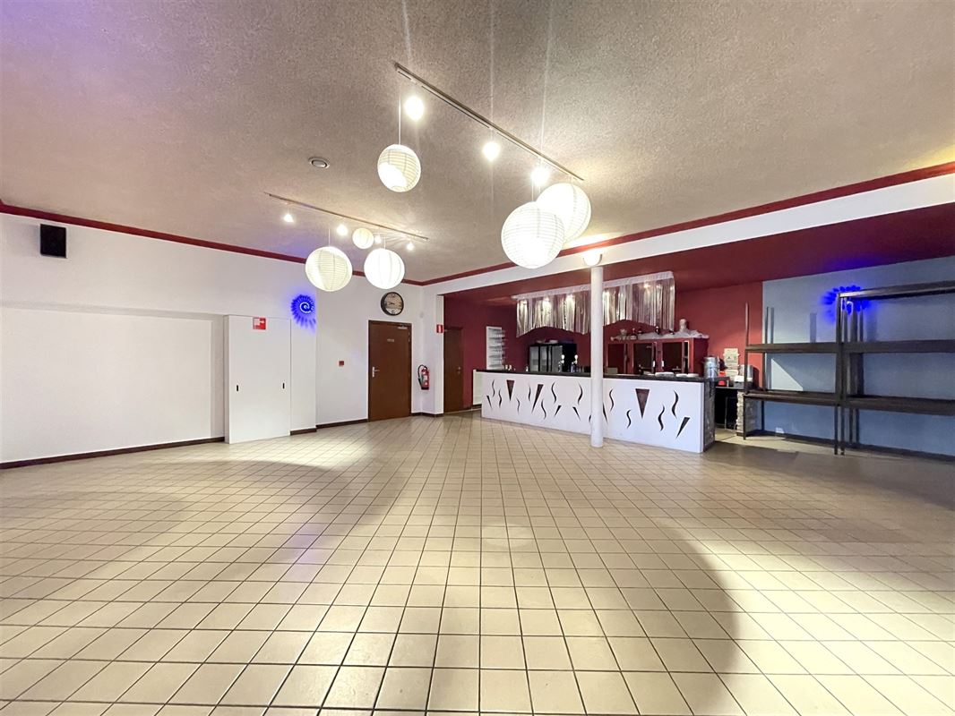 Immeuble mixte avec 2 salles de fêtes + premier étage aménageable