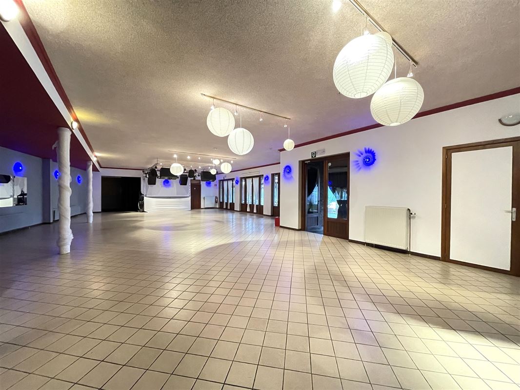 Immeuble mixte avec 2 salles de fêtes + premier étage aménageable