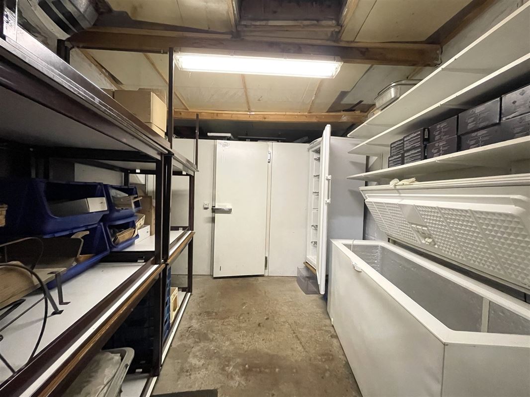 Immeuble mixte avec 2 salles de fêtes + premier étage aménageable