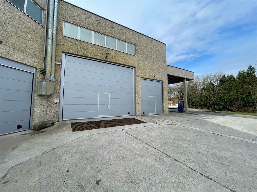 Entrepôt - surface de stockage avec porte sectionnelle