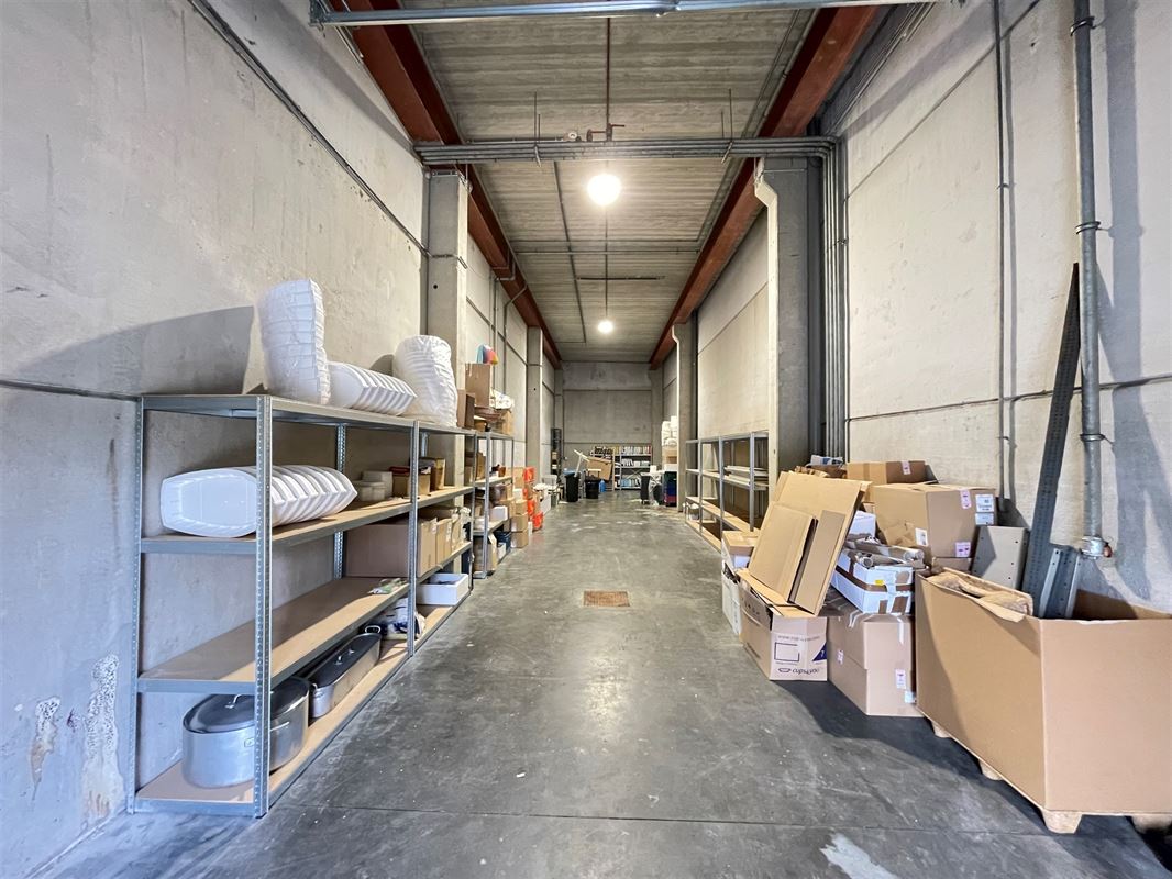 Entrepôt - surface de stockage avec porte sectionnelle