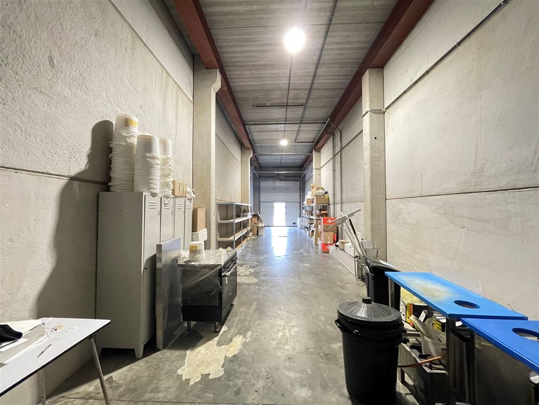 Entrepôt - surface de stockage avec porte sectionnelle