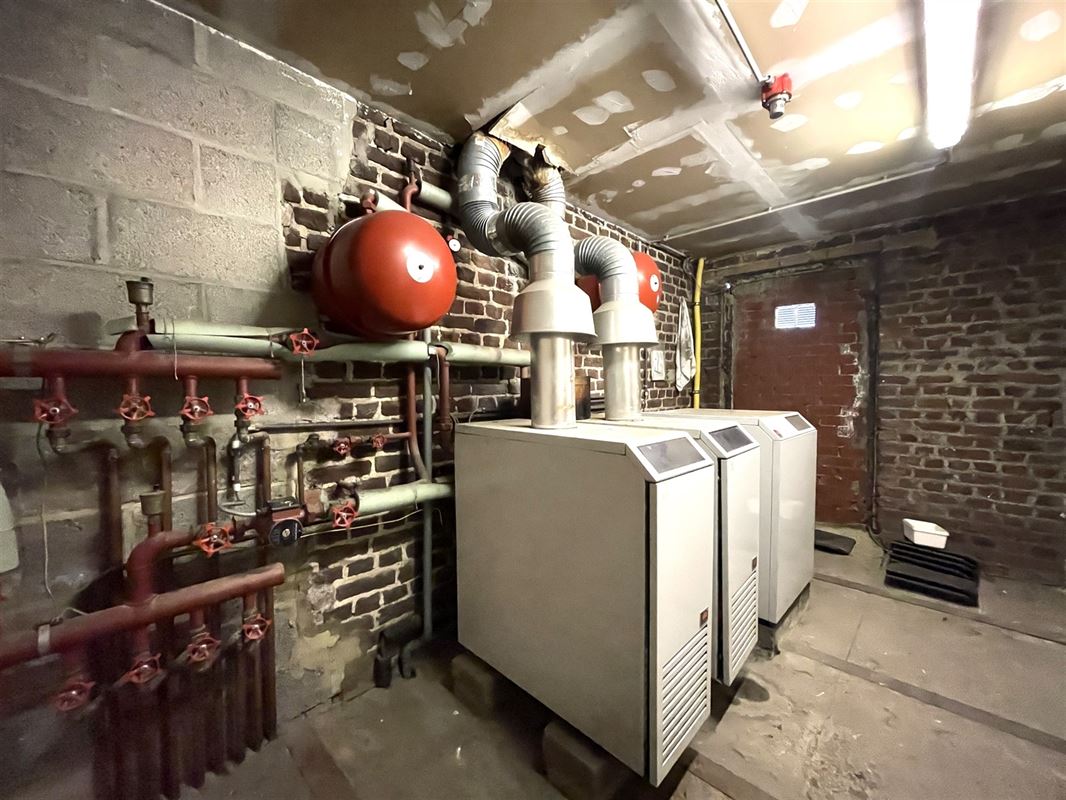 Immeuble mixte avec 2 salles de fêtes + premier étage aménageable