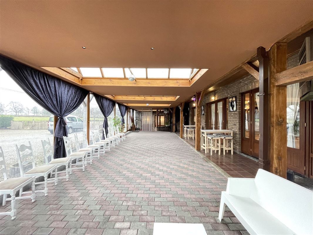 Immeuble mixte avec 2 salles de fêtes + premier étage aménageable