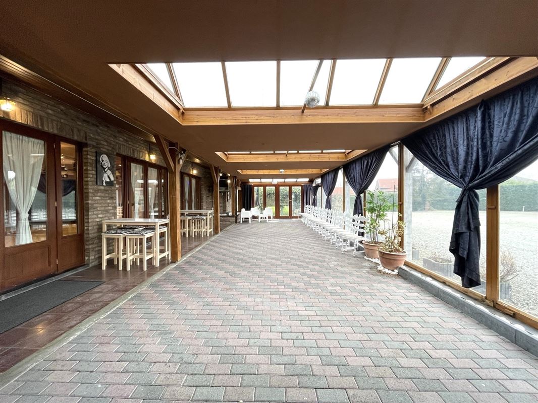 Immeuble mixte avec 2 salles de fêtes + premier étage aménageable