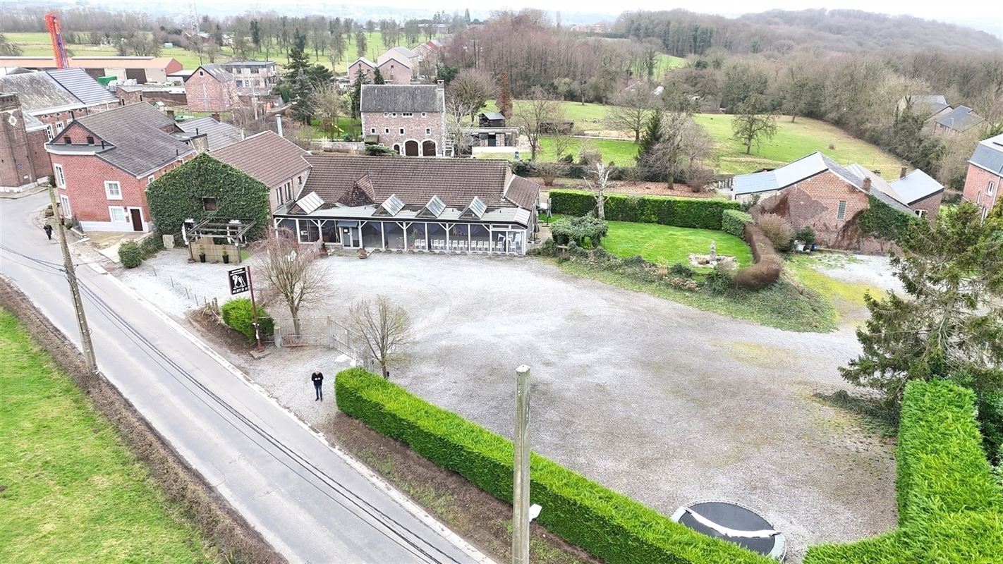 Immeuble mixte avec 2 salles de fêtes + premier étage aménageable