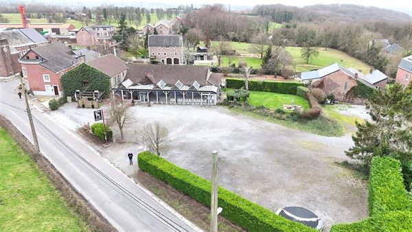 Immeuble mixte avec 2 salles de fêtes + premier étage aménageable