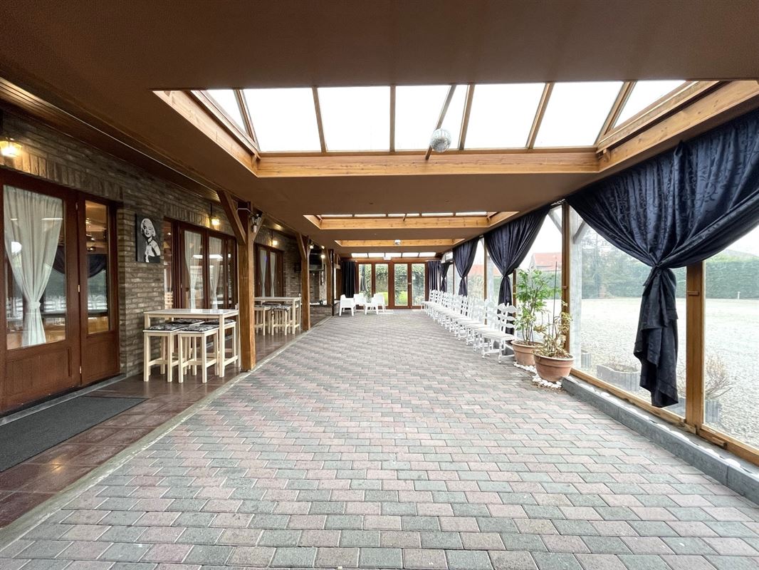 Immeuble mixte avec 2 salles de fêtes + premier étage aménageable