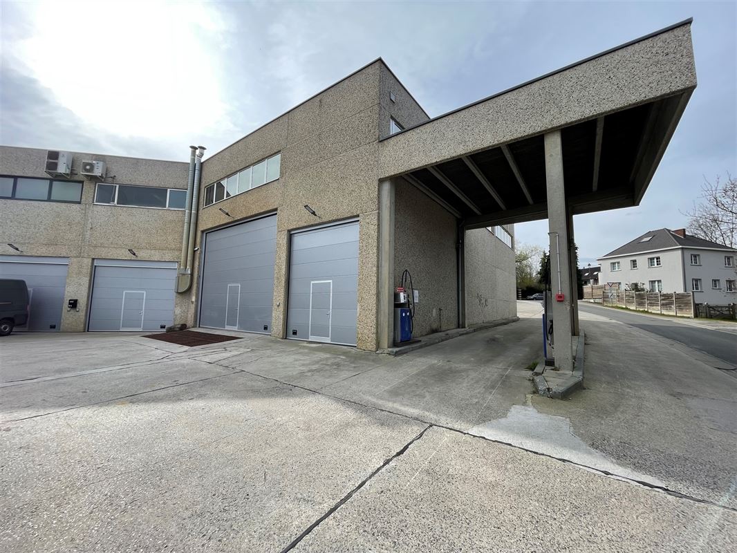 Entrepôt - surface de stockage avec porte sectionnelle