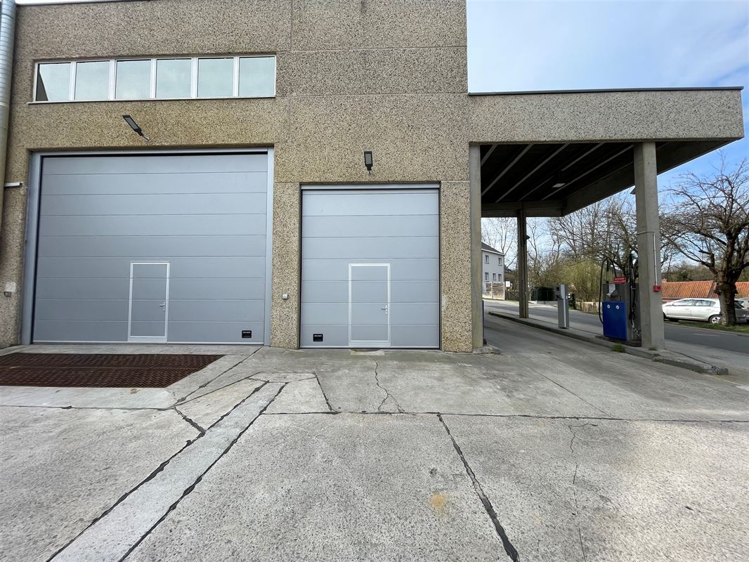 Entrepôt - surface de stockage avec porte sectionnelle