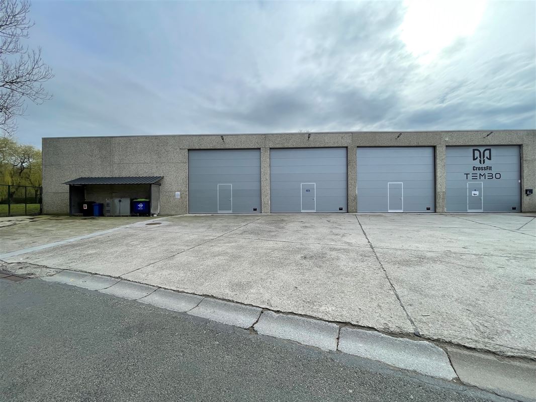 Entrepôt - surface de stockage avec porte sectionnelle