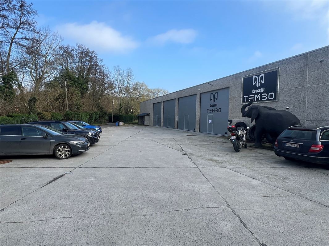 Entrepôt - surface de stockage avec porte sectionnelle