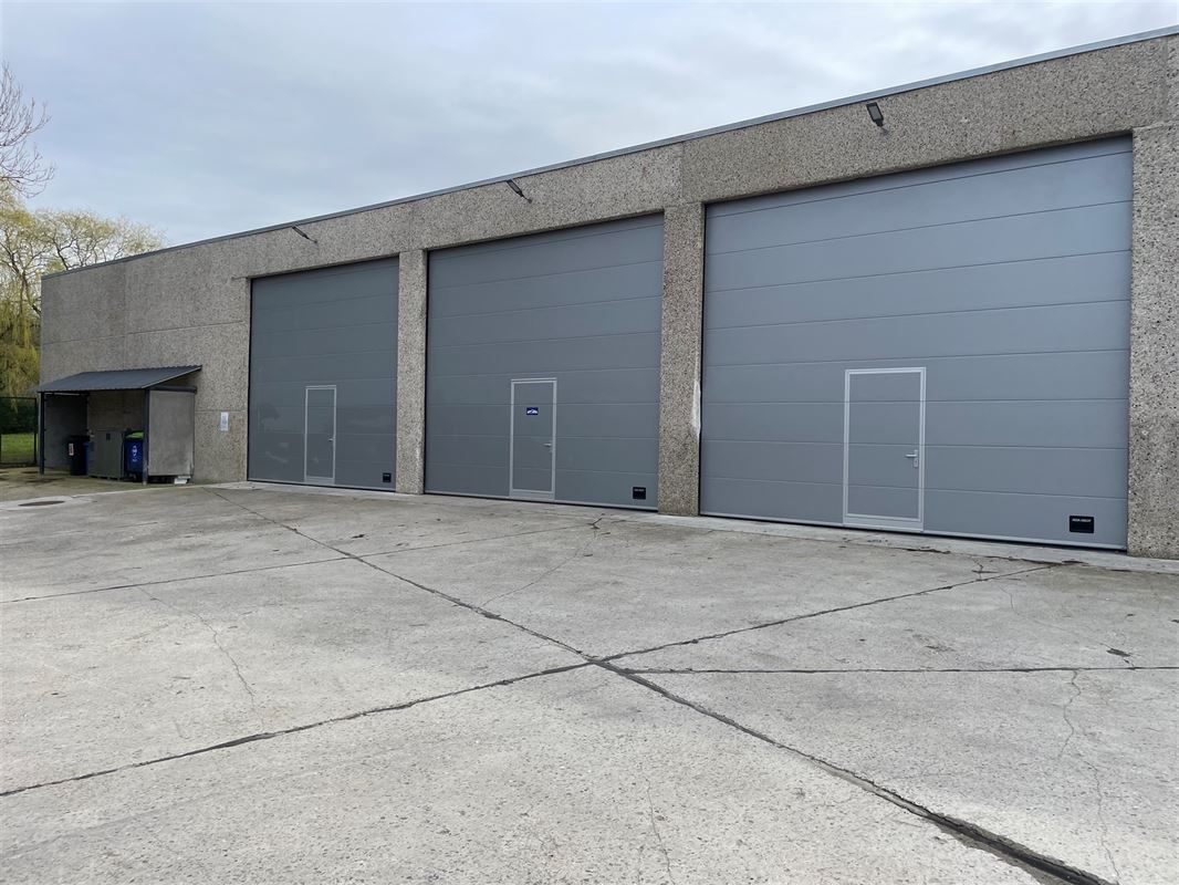 Entrepôt - surface de stockage avec porte sectionnelle