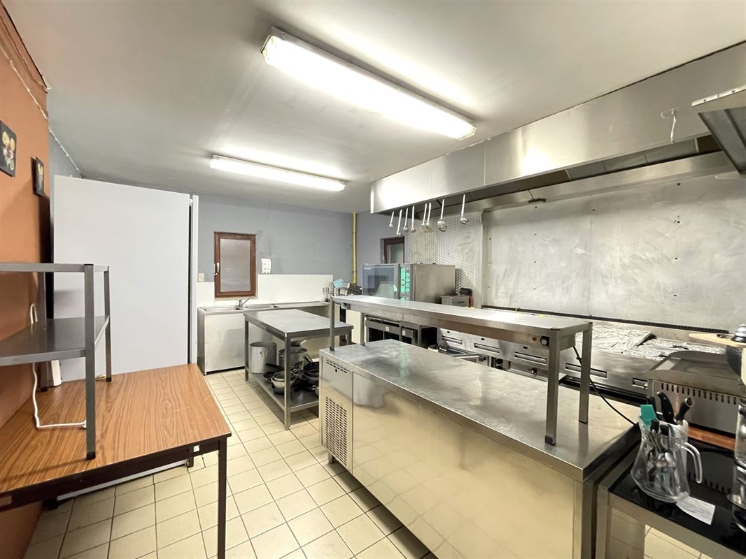 Immeuble mixte avec 2 salles de fêtes + premier étage aménageable