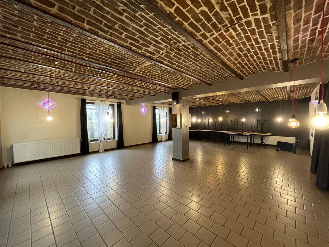 Immeuble mixte avec 2 salles de fêtes + premier étage aménageable