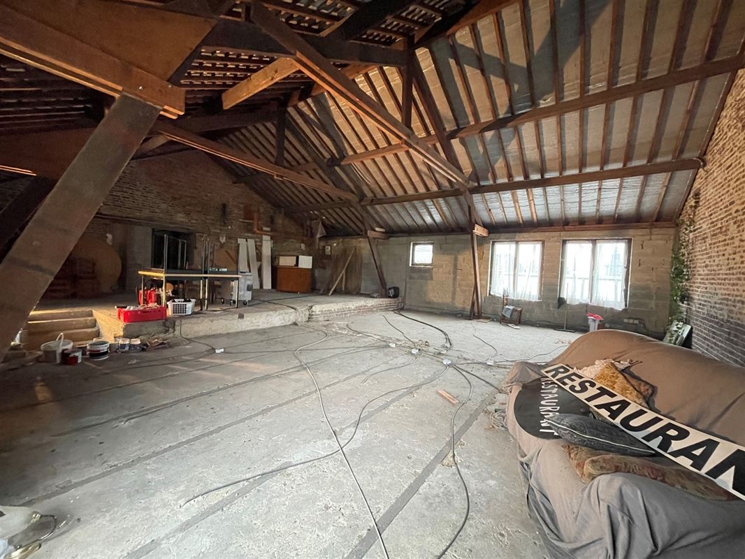 Immeuble mixte avec 2 salles de fêtes + premier étage aménageable