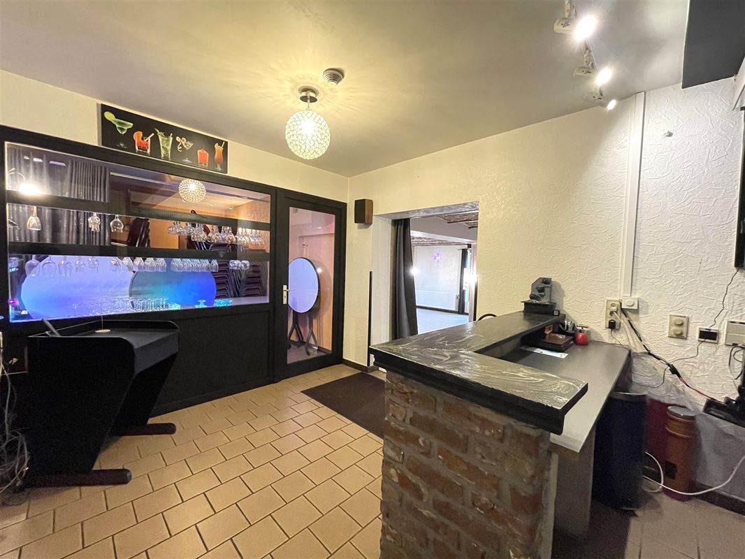 Immeuble mixte avec 2 salles de fêtes + premier étage aménageable