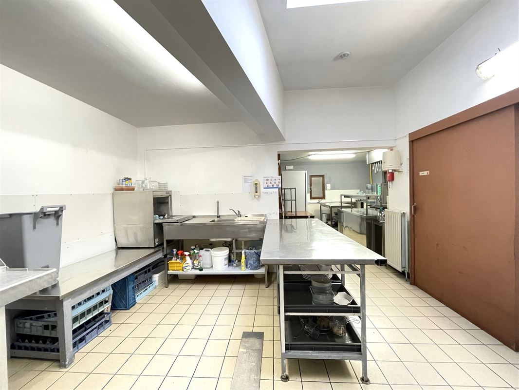 Immeuble mixte avec 2 salles de fêtes + premier étage aménageable