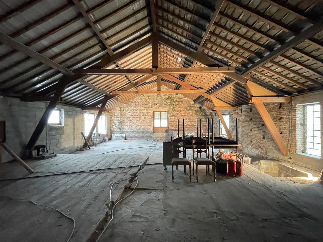 Immeuble mixte avec 2 salles de fêtes + premier étage aménageable