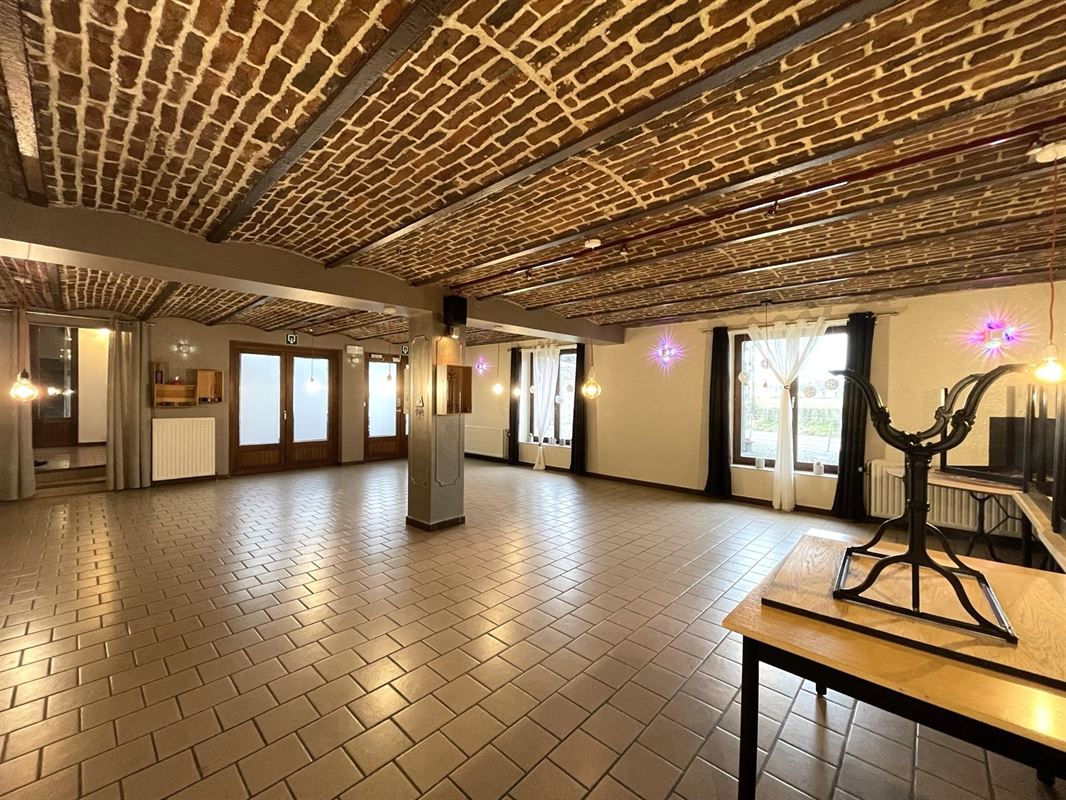 Immeuble mixte avec 2 salles de fêtes + premier étage aménageable