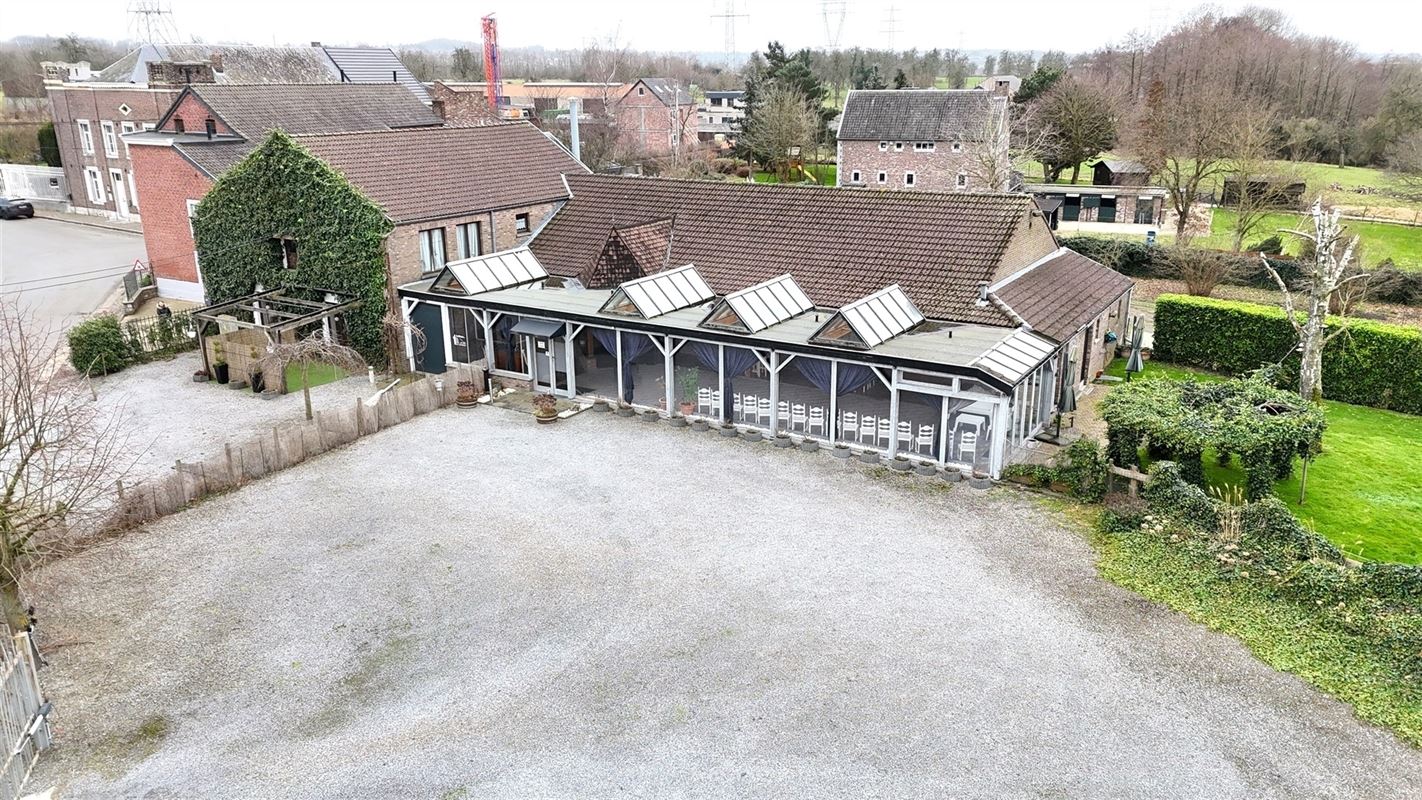 Immeuble mixte avec 2 salles de fêtes + premier étage aménageable