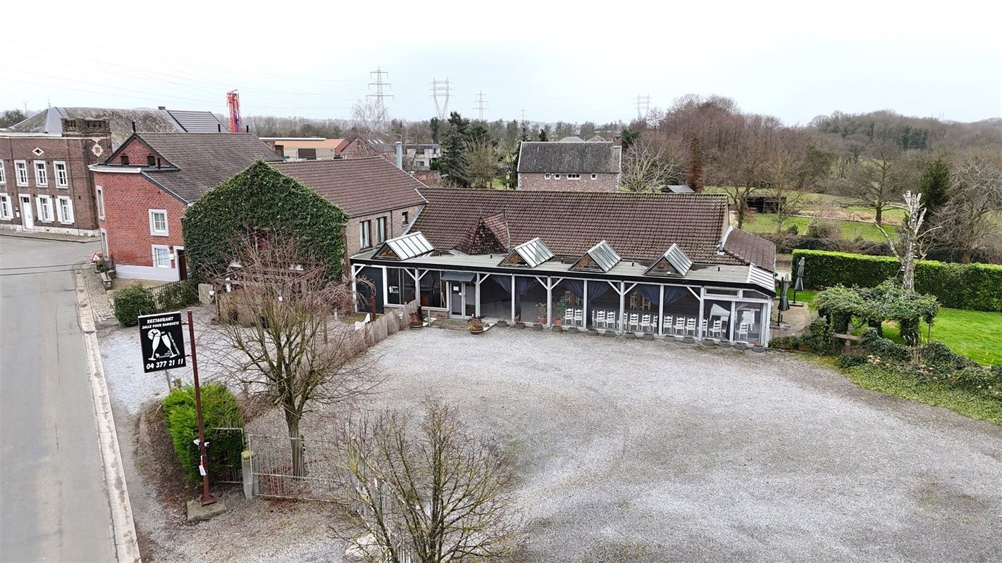 Immeuble mixte avec 2 salles de fêtes + premier étage aménageable