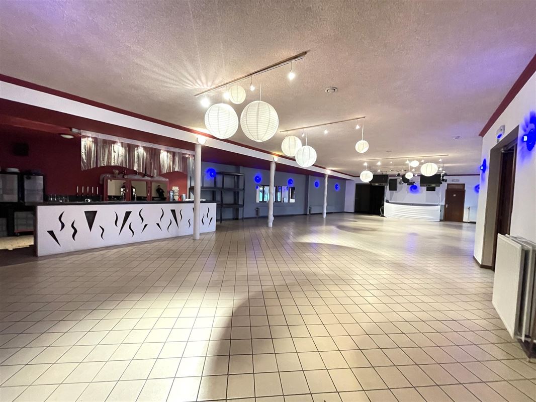 Immeuble mixte avec 2 salles de fêtes + premier étage aménageable