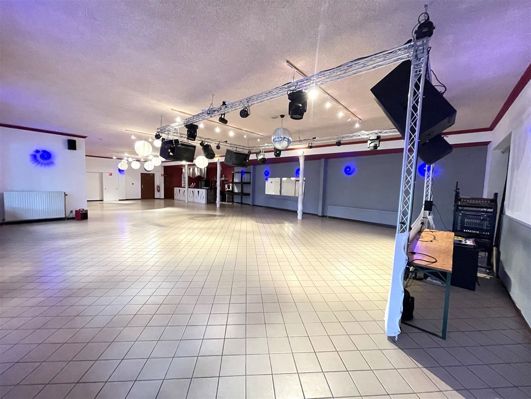 Immeuble mixte avec 2 salles de fêtes + premier étage aménageable