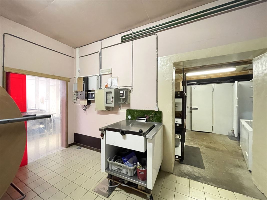 Immeuble mixte avec 2 salles de fêtes + premier étage aménageable