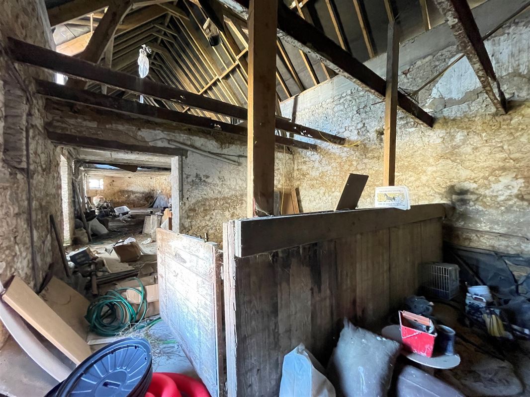 Partie d'une ferme à réhabiliter dans un cadre verdoyant