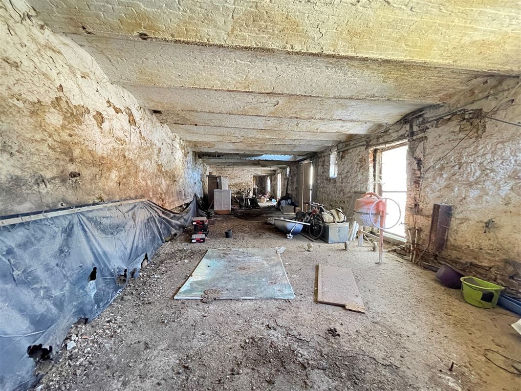 Partie d'une ferme à réhabiliter dans un cadre verdoyant